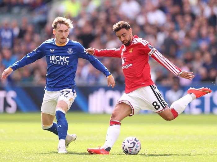 LIVERPOOL, ENGLAND - SEPTEMBER 06: Bruno Fernandes of Manchester United takes a shot under pressure from James Garner of Everton during the Premier League 2026/27 match between Everton and Manchester United at Hill Dickinson Stadium on September 06, 2026 in Liverpool, England. (Photo by Carl Recine/Getty Images)
