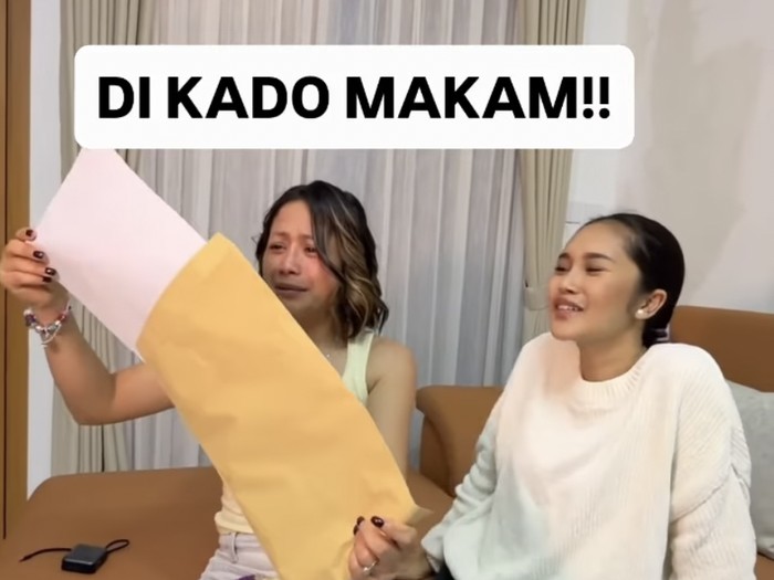 Farida Nurhan dikasih kado makam oleh anaknya.
