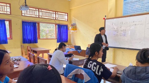Gede Arlan Indrayana saat mengajari siswanya bahasa Mandarin di Buleleng. (Foto: Dok. Pribadi Arlan Academy)
