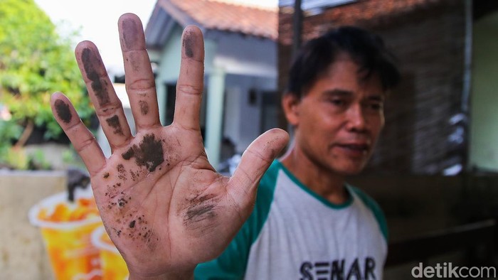 Seorang warga menunjukkan abu vulkanik yang menempel di sekitar rumahnya di Gunung Sindur, Bogor, Jawa Barat, Minggu (6/9/2026).