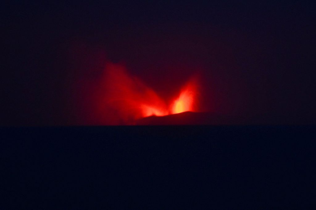 Gunung berapi Gunung Anak Krakatau memuntahkan lahar panas terlihat dari desa Pasauran di Serang, provinsi Banten, Indonesia, 5 September 2026. Gunung berapi Gunung Anak Krakatau memuntahkan lahar panas terlihat dari desa Pasauran di Serang, provinsi Banten, Indonesia, 5 September 2026. (REUTERS/Rikardo)
