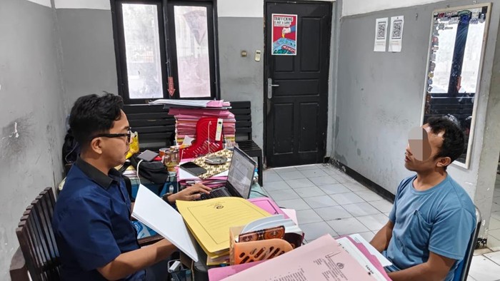 Guru SD diperiksa polisi terkait kasus dugaan pencabulan terhadap 13 muridnya di Sumba Barat, NTT.