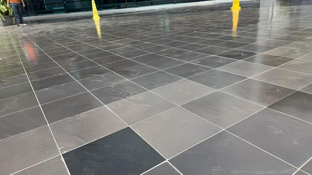 Halaman Terminal 3 Bandara Soetta Berdebu Dampak Erupsi Anak Krakatau Halaman Terminal 3 Bandara Internasional Soekarno-Hatta (Soetta) dipenuhi debu imbas erupsi Gunung Anak Krakatau, Minggu (6/9/2026).