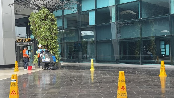 Halaman Terminal 3 Bandara Internasional Soekarno-Hatta (Soetta) dipenuhi debu imbas erupsi Gunung Anak Krakatau, Minggu (6/9/2026).