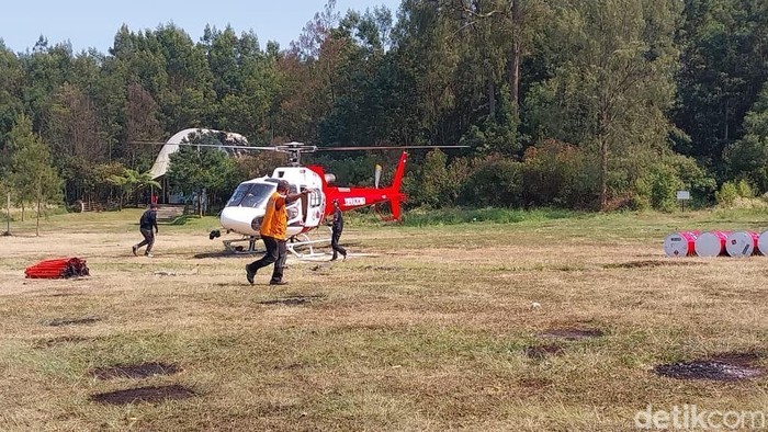 Helikopter Water bombing tiba di area parkir helipad Paltuding.