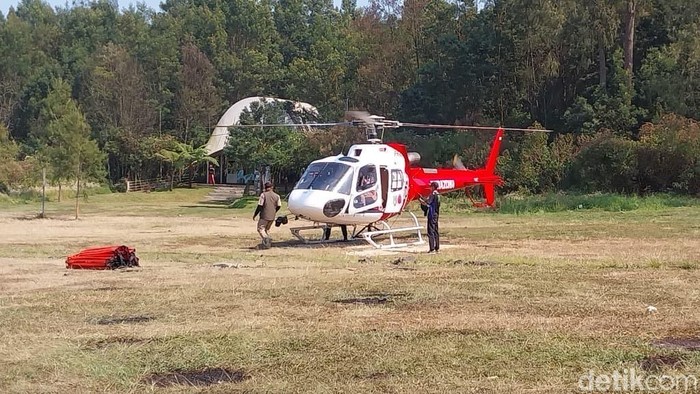 Helikopter Water bombing tiba di area parkir helipad Paltuding.