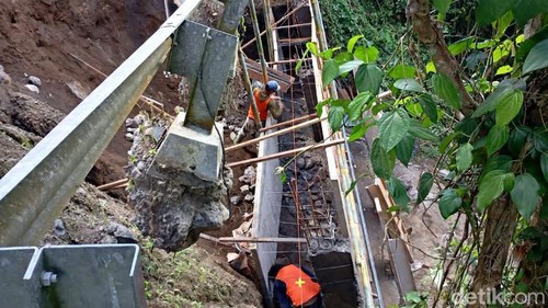 Proses pengerjaan Dinding Pembatas Tanah (DPT) di jalan Getakan-Bakas, Klungkung, Minggu (6/9/2026).