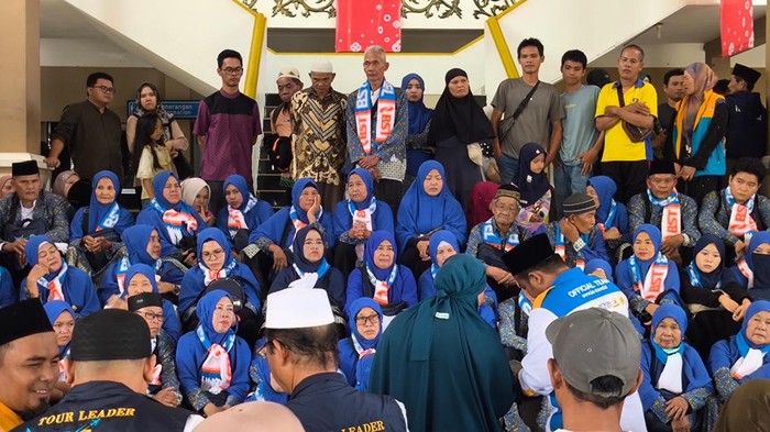 Jemaah asal Bengkulu bertahan di Bandara usai pesawatnya batal berangkat imbas erupsi Gunung Anak Krakatau