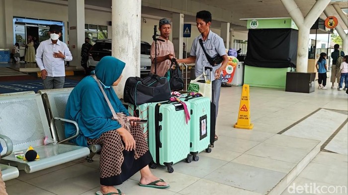 Jemaah umrah asal Lampung yang gagal berangkat ke Jakarta dari Bandara Raden Inten karena erupsi GAK