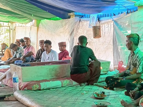 Jenazah terdampak gempa di Desa Perak, Kecamatan Cibal, Manggarai, NTT, yang meninggal di posko pengungsian disemayamkan di tenda darurat, Minggu (6/9/2026) (Dok. Kepala.Desa Perak)