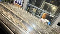 Penampakan abu vulkanik yang menempel di bagian atas mobilnya. Mobil kita ditinggal cuma 15 menit setengah jam penampakannya gini, ujarnya. Foto: Instagram @jevierjustin