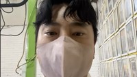 Jevier Justin merasakan dampak abu vulkanik dari erupsi Gunung Anak Krakatau. Jevier kemarin berada di Lampung. Dia mengabarkan kondisi saat akan makan malam, tapi abu sudah masuk ke dalam rumah makan. Foto: Instagram @jevierjustin
