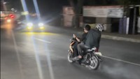 Perbedaan jalan yang banyak dilewati kendaraan terlihat lebih hitam. Sedangkan yang jarang dilewati kendaraan terlihat debu yang sangat tebal. Foto: Instagram @jevierjustin