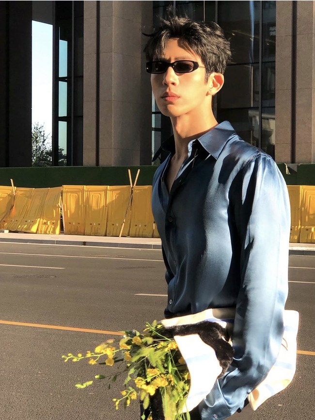 Selain jago akting, Jing Boran juga dikenal sebagai penyanyi. Ia mengawali popularitasnya setelah memenangkan ajang pencarian bakat My Hero pada 2007, dan membentuk grup musik BoBo bersama Fu Xinbo. Foto: Dok. Instagram@jingxiaoxiansheng