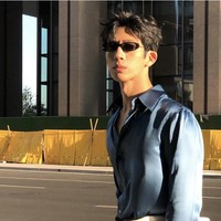Selain jago akting, Jing Boran juga dikenal sebagai penyanyi. Ia mengawali popularitasnya setelah memenangkan ajang pencarian bakat My Hero pada 2007, dan membentuk grup musik BoBo bersama Fu Xinbo. Foto: Dok. Instagram@jingxiaoxiansheng