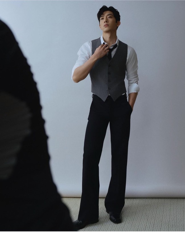 Jing Boran juga dikenal sebagai salah satu aktor China yang memiliki gaya fashion khas. Penampilannya yang elegan dan modern membuatnya kerap mendapat perhatian sebagai salah satu style icon di industri hiburan China. Foto: Dok. Instagram@jingxiaoxiansheng