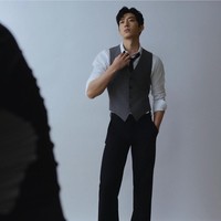 Jing Boran juga dikenal sebagai salah satu aktor China yang memiliki gaya fashion khas. Penampilannya yang elegan dan modern membuatnya kerap mendapat perhatian sebagai salah satu style icon di industri hiburan China. Foto: Dok. Instagram@jingxiaoxiansheng