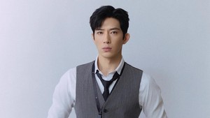Jing Boran berperan sebagai Luke atau Luan Nian, bos dingin dan tegas di The Early Spring. Foto: Dok. Instagram@jingxiaoxiansheng