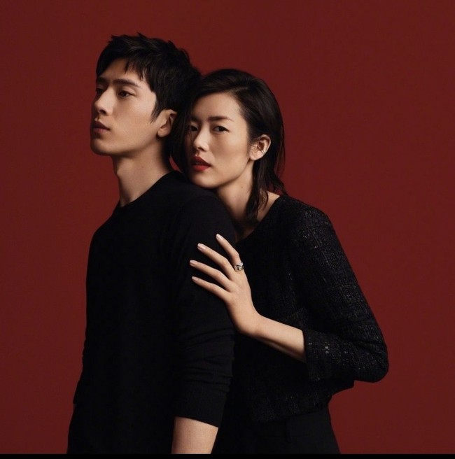 Di dunia nyata, Jing Boran tengah menjalin hubungan asmara dengan model Victoria Secret, Liu Wen. Keduanya pernah bekerja sama lewat kampanye Chanel Coco Crush pada 2019. Jing Boran dan Liu Wen pun resmi berpacaran sejak 2022. Foto: Dok. Instagram@jingxiaoxiansheng