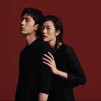 Di dunia nyata, Jing Boran tengah menjalin hubungan asmara dengan model Victoria Secret, Liu Wen. Keduanya pernah bekerja sama lewat kampanye Chanel Coco Crush pada 2019. Jing Boran dan Liu Wen pun resmi berpacaran sejak 2022. Foto: Dok. Instagram@jingxiaoxiansheng
