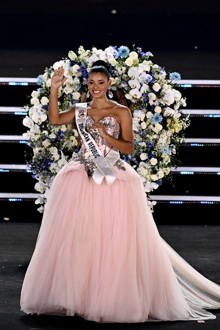 Joheirry Mola Dominguez of the Dominican Republic (C) celebrates after winning the 75th Anniversary Miss World final at the 2 April Square in Nha Trang , Khanh Hoa Province, on September 5, 2026. (Photo by Nhac NGUYEN / AFP)