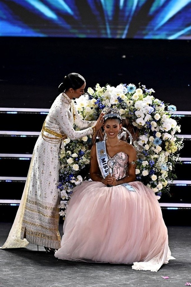 Joheirry Mola memenangkan mahkota dalam malam final Miss World 2026 yang digelar di Nha Trang, Vietnam, Sabtu (5/9/2026). Joheirry mengalahkan 110 finalis lainnya dalam ajang yang diikuti 111 negara. Posisi runner-up pertama diraih Elisabeth Reynés dari Spanyol, sementara Taanusiya Chetty dari Malaysia menjadi runner-up kedua. (Foto: AFP/NHAC NGUYEN)