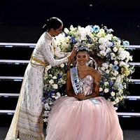 Joheirry Mola memenangkan mahkota dalam malam final Miss World 2026 yang digelar di Nha Trang, Vietnam, Sabtu (5/9/2026). Joheirry mengalahkan 110 finalis lainnya dalam ajang yang diikuti 111 negara. Posisi runner-up pertama diraih Elisabeth Reynés dari Spanyol, sementara Taanusiya Chetty dari Malaysia menjadi runner-up kedua. (Foto: AFP/NHAC NGUYEN)