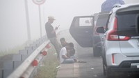 Kabut asap terlihat menutup pandangan di ruas Jalan Tol Trans Sumatera Palembang-Prabumulih. Jarak pandang yang minim menjadi pertimbangan dalam penghentian sementara operasional tol. ANTARA FOTO/Nova Wahyudi 