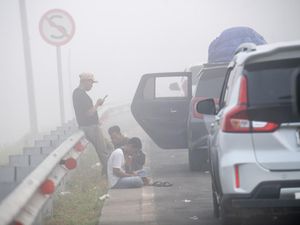 Video Relawan Bantu Warga Bernapas saat Karhutla di Kalimantan Barat
