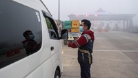 Kabut asap menyelimuti ruas Tol Palembang-Prabumulih hingga mengurangi jarak pandang pengguna jalan. Kondisi tersebut terjadi akibat kebakaran hutan dan lahan di sekitar wilayah tol. ANTARA FOTO/Nova Wahyudi 
