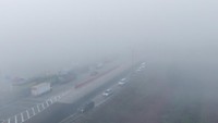 Sejumlah kendaraan tertahan di gerbang tol saat kabut asap menutupi kawasan Pemulutan, Kabupaten Ogan Ilir. Pengendara harus menunggu hingga kondisi kembali memungkinkan untuk dilalui. ANTARA FOTO/Nova Wahyudi 