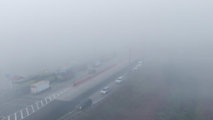 Foto udara sejumlah kendaraan menunggu di gerbang tol Palembang Jalan Tol Trans Sumatera (JTTS) ruas Palembang-Prabumulih yang tertutup kabut asap di Pemulutan, Kabupaten Ogan Ilir (OI), Sumatera Selatan, Minggu (6/9/2026). PT Hutama Karya (Persero) selaku pengelola tol tersebut melakukan penutupan sementara  Jalan Tol Trans Sumatera (JTTS) ruas Palembang-Prabumulih ruas Paelmbang-Prabumulih dikarenakan jarak pandang yang minim akibat kabut asap Kebakaran Lahan dan Hutan (Karhutla). ANTARA FOTO/Nova Wahyudi/YU