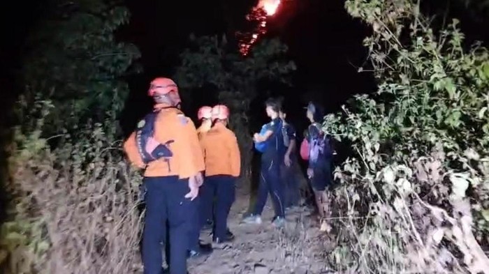Kebakaran di Gunung Bulu Saukang Maros meluas hingga sejumlah pendaki dievakuasi.