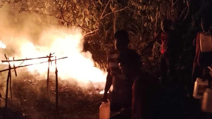 Kebakaran hutan di Desa Wailulu, telah berlangsung lebih dari 21 hari, menghanguskan 100 hektar lahan.
