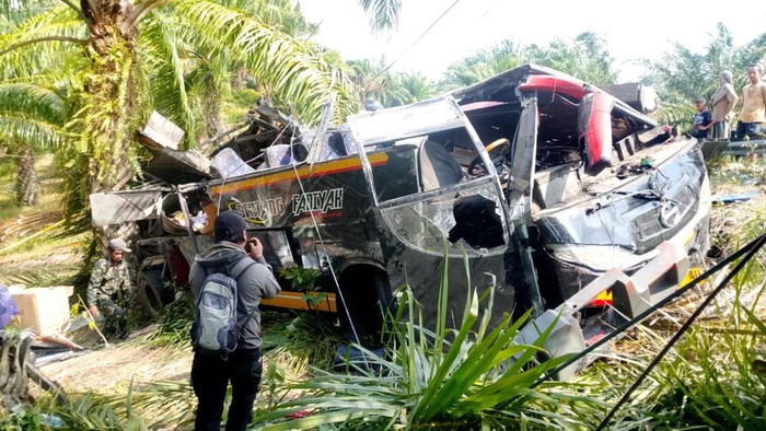 Kecelakaan bus Bintang Fadiyah di Mamuju Tengah mengakibatkan 2 penumpang tewas dan 10 lainnya terluka.