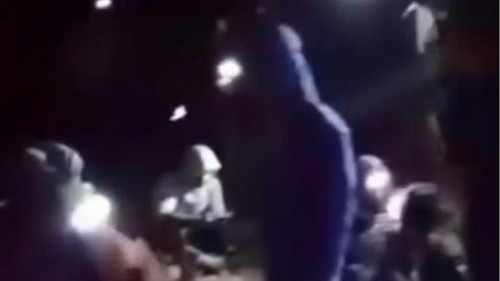 Proses evakuasi penambang emas illegal di kawasan Lawang Tua, Sumbawa, pada Sabtu (5/9/2026) malam.