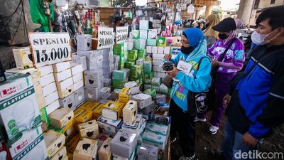 Khawatir Abu Vulkanik, Warga Jaksel Ramai-Ramai Borong Masker