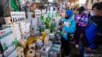 Khawatir Abu Vulkanik, Warga Jaksel Ramai-Ramai Borong Masker