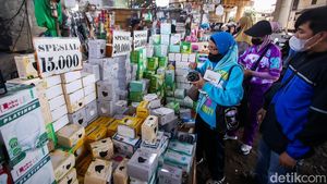 Khawatir Abu Vulkanik, Warga Jaksel Ramai-Ramai Borong Masker