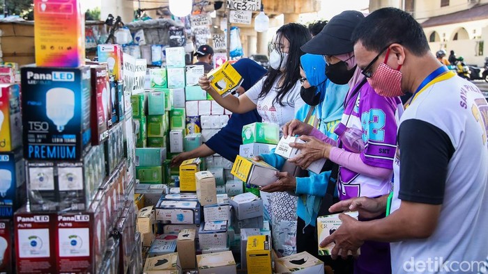 Warga membeli masker di Jalan Andara Raya, Jakarta Selatan, Minggu (6/9/2026), di tengah kekhawatiran terhadap sebaran abu vulkanik Gunung Anak Krakatau.