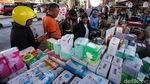 Khawatir Abu Vulkanik, Warga Jaksel Ramai-Ramai Borong Masker