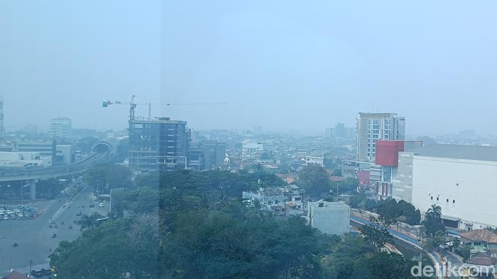 Kondisi kabut asap menyelimuti Kota Palembang