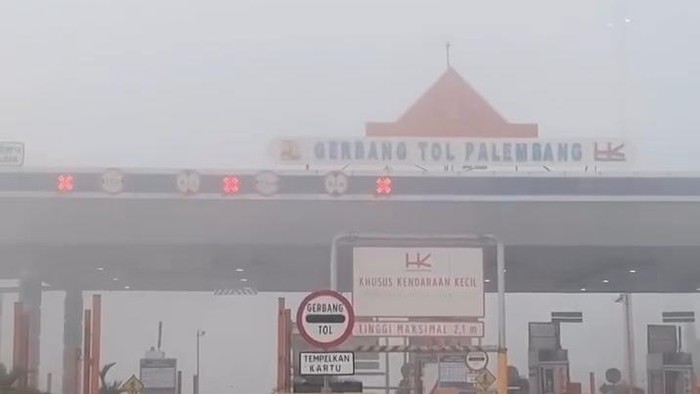 Kondisi kabut yang terjadi pagi tadi di Tol Palindra mengganggu jarak pandang
