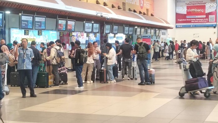 Kondisi penumpang di SMB II Palembang dampak erupsi GAK sejumlah penerbangan dibatalkan