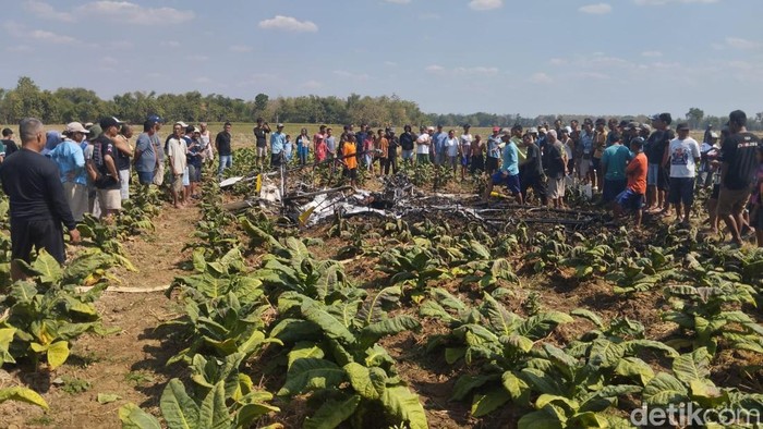 Kondisi pesawat capung jatuh dan terbakar di ladang tembakau Desa Sarimulyo, Kecamatan Ngawen, Blora, Minggu (6/9/2026).