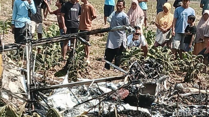 Kondisi pesawat capung yang jatuh dan terbakar di lahan tembakau Desa Sarimulyo, Kecamatan Ngawen, Blora, Minggu (6/9/2026).