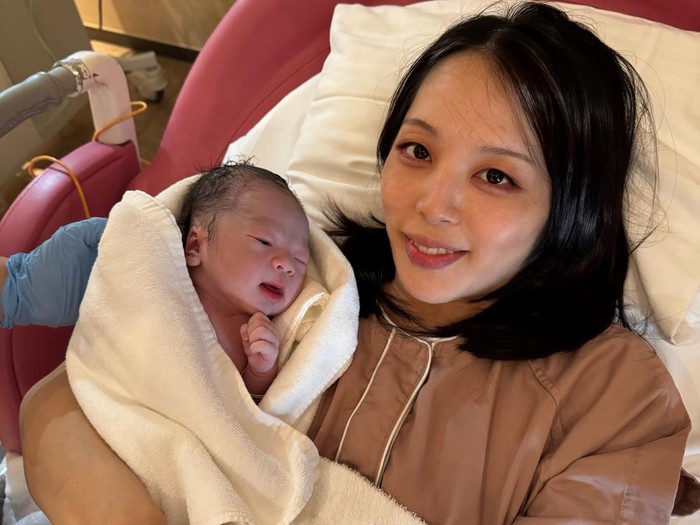 Kotoe Hashimoto melahirkan anak ke-7 saat Jepang alami krisis populasi. Ia mengajak para wanita untuk punya anak demi keberlangsungan masa depan negaranya.