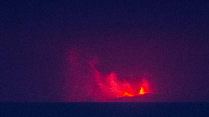Lava pijar dari Gunung Anak Krakatau terlihat dari Pasauran, Kabupaten Serang, Banten, Sabtu (5/9/2026). Pusat Vulkanologi dan Mitigasi Bencana Geologi (PVMBG) mencatat rangkaian letusan yang terjadi sejak Jumat (4/9) malam tersebut terindikasi sebagai pancaran lava (lava fountain) dengan durasi gempa letusan mencapai 21.600 detik dan amplitudo maksimum 70 milimeter yang merupakan intensitas tertinggi sepanjang tahun 2026. ANTARA FOTO/Muhammad Bagus Khoirunas/agr