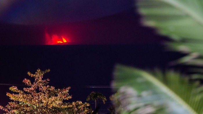 Lava pijar dari Gunung Anak Krakatau terlihat dari Pasauran, Kabupaten Serang, Banten, Sabtu (5/9/2026). Pusat Vulkanologi dan Mitigasi Bencana Geologi (PVMBG) mencatat rangkaian letusan yang terjadi sejak Jumat (4/9) malam tersebut terindikasi sebag