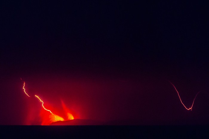 Lava pijar dari Gunung Anak Krakatau terlihat dari Pasauran, Kabupaten Serang, Banten, Sabtu (5/9/2026). Pusat Vulkanologi dan Mitigasi Bencana Geologi (PVMBG) mencatat rangkaian letusan yang terjadi sejak Jumat (4/9) malam tersebut terindikasi sebagai pancaran lava (lava fountain) dengan durasi gempa letusan mencapai 21.600 detik dan amplitudo maksimum 70 milimeter yang merupakan intensitas tertinggi sepanjang tahun 2026. ANTARA FOTO/Muhammad Bagus Khoirunas/agr